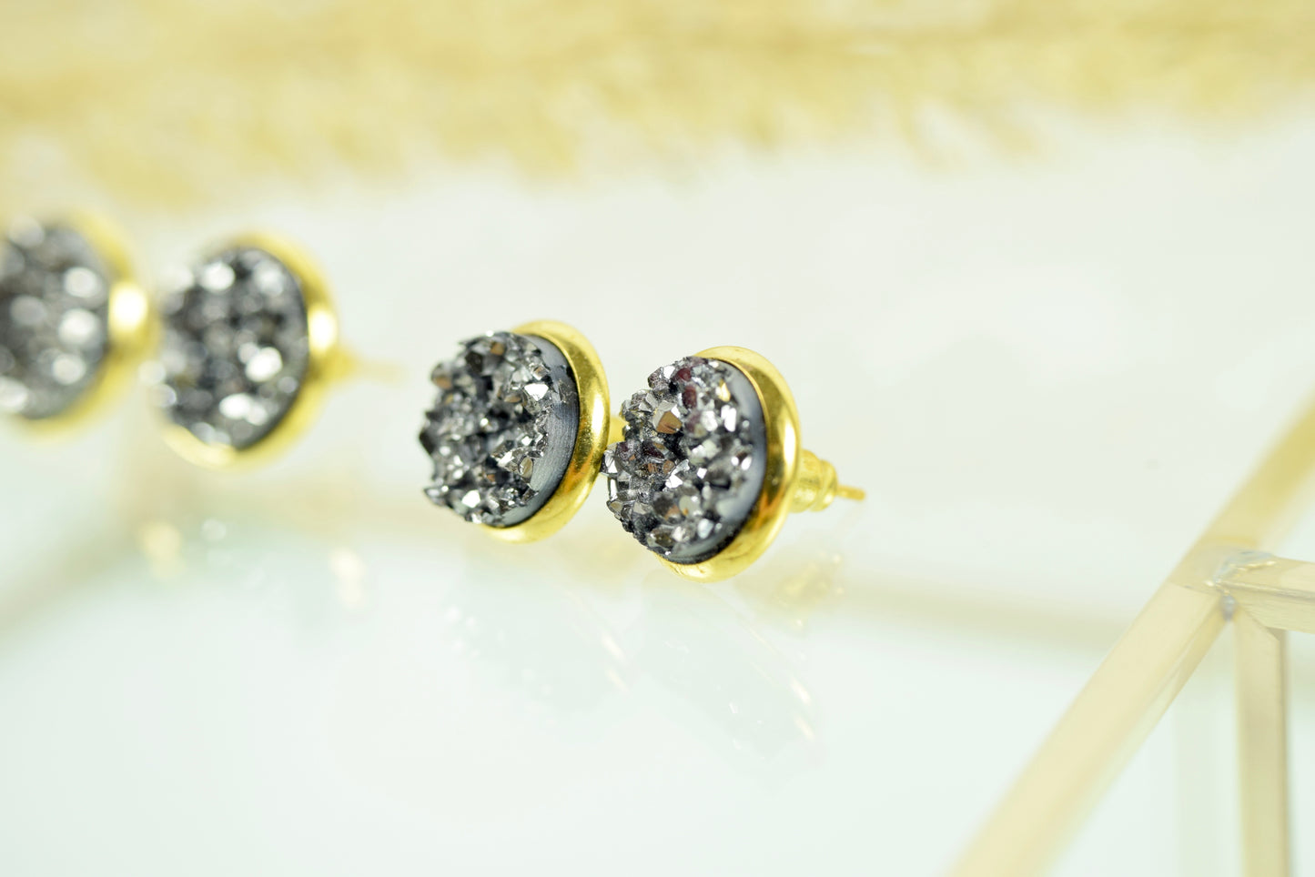 Ohrstecker Gold mit Cabochon Mineral Look Anthrazit