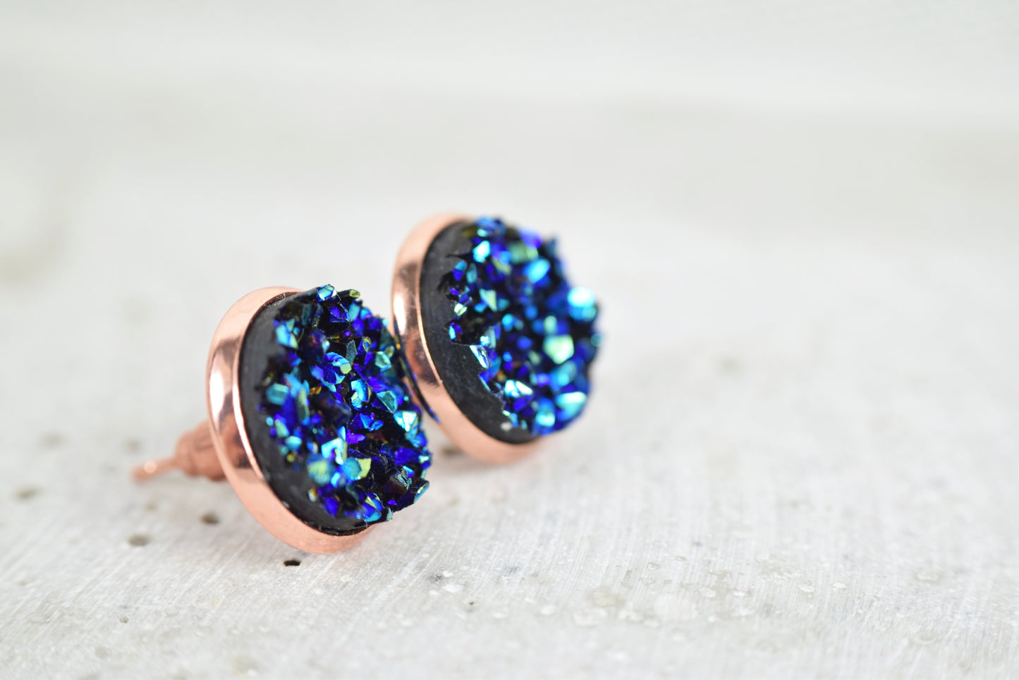 Ohrstecker Rosékupfer Drusen Look Jeansblau