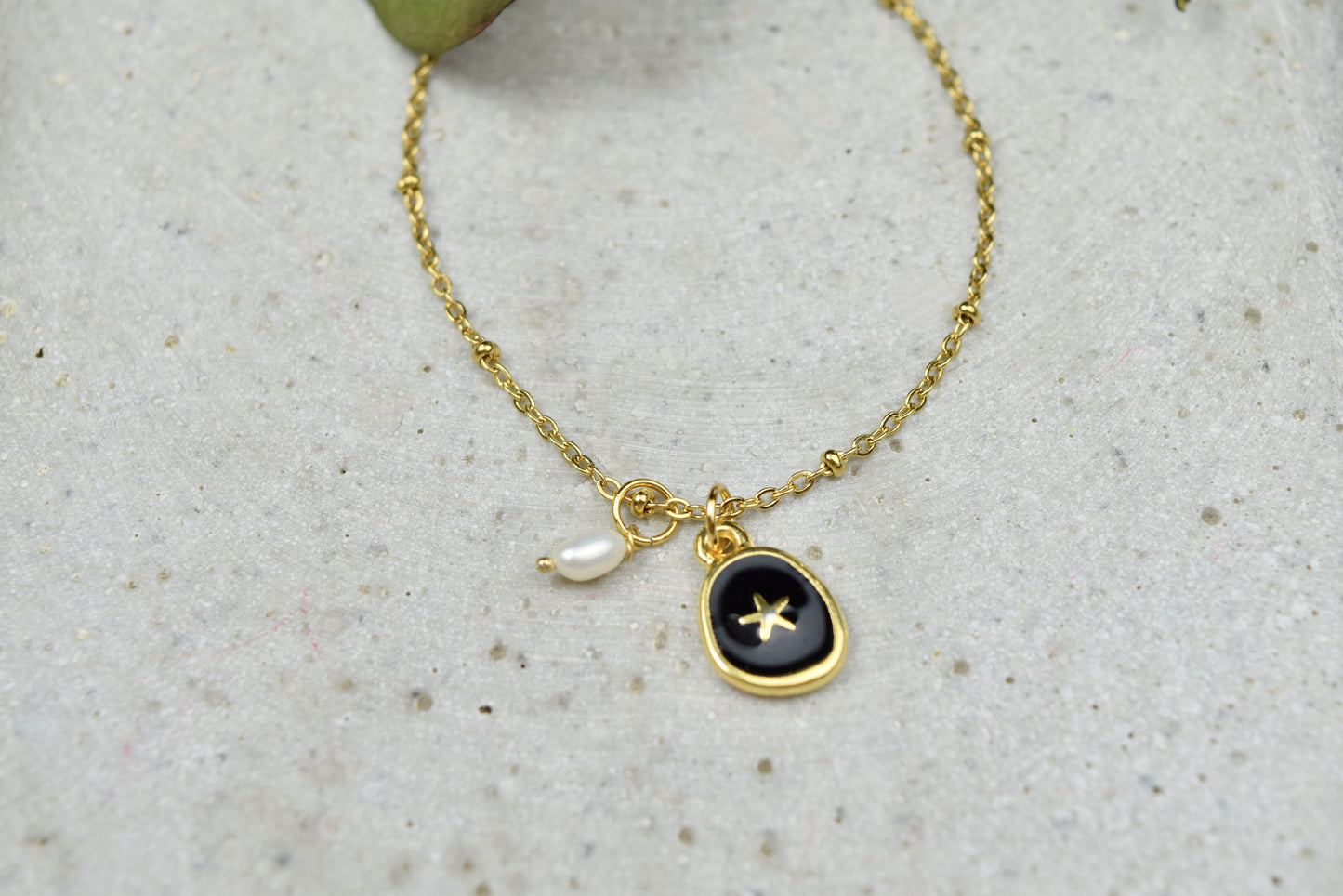 Armband Edelstahl vergoldet mit Mini Süßwasserperle und emailliertem Seestern Anhänger