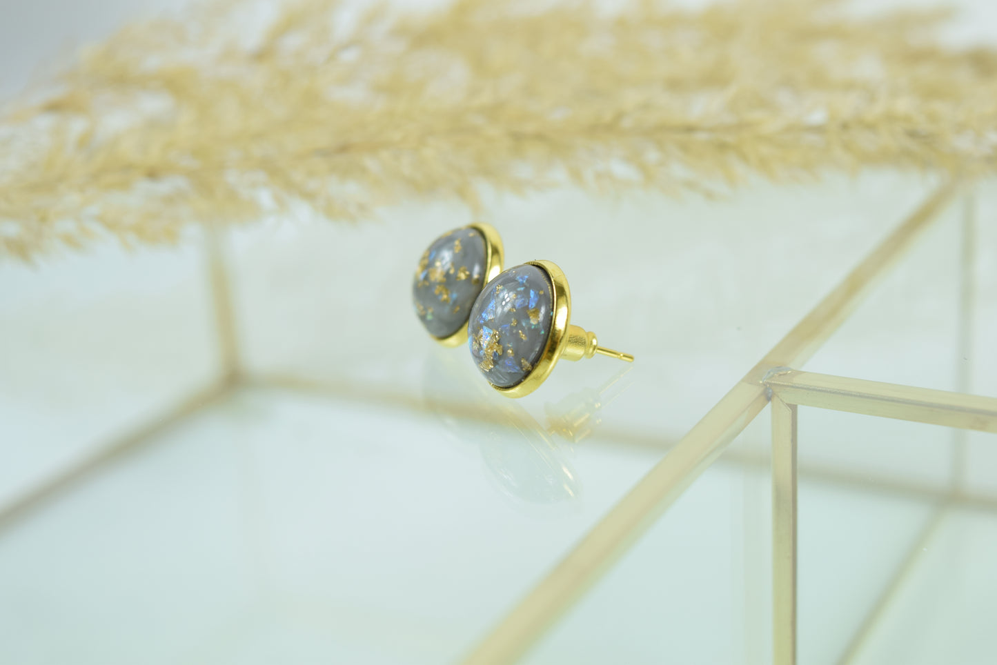 Ohrstecker Gold Cabochon in Grau mit Goldfolie.