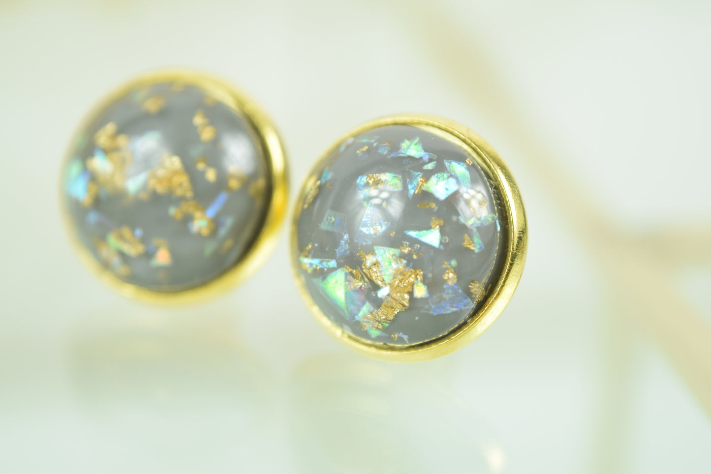 Ohrstecker Gold Cabochon in Grau mit Goldfolie.