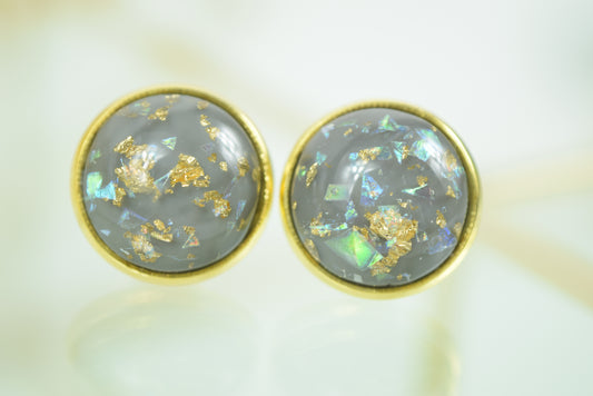 Ohrstecker Gold Cabochon in Grau mit Goldfolie.