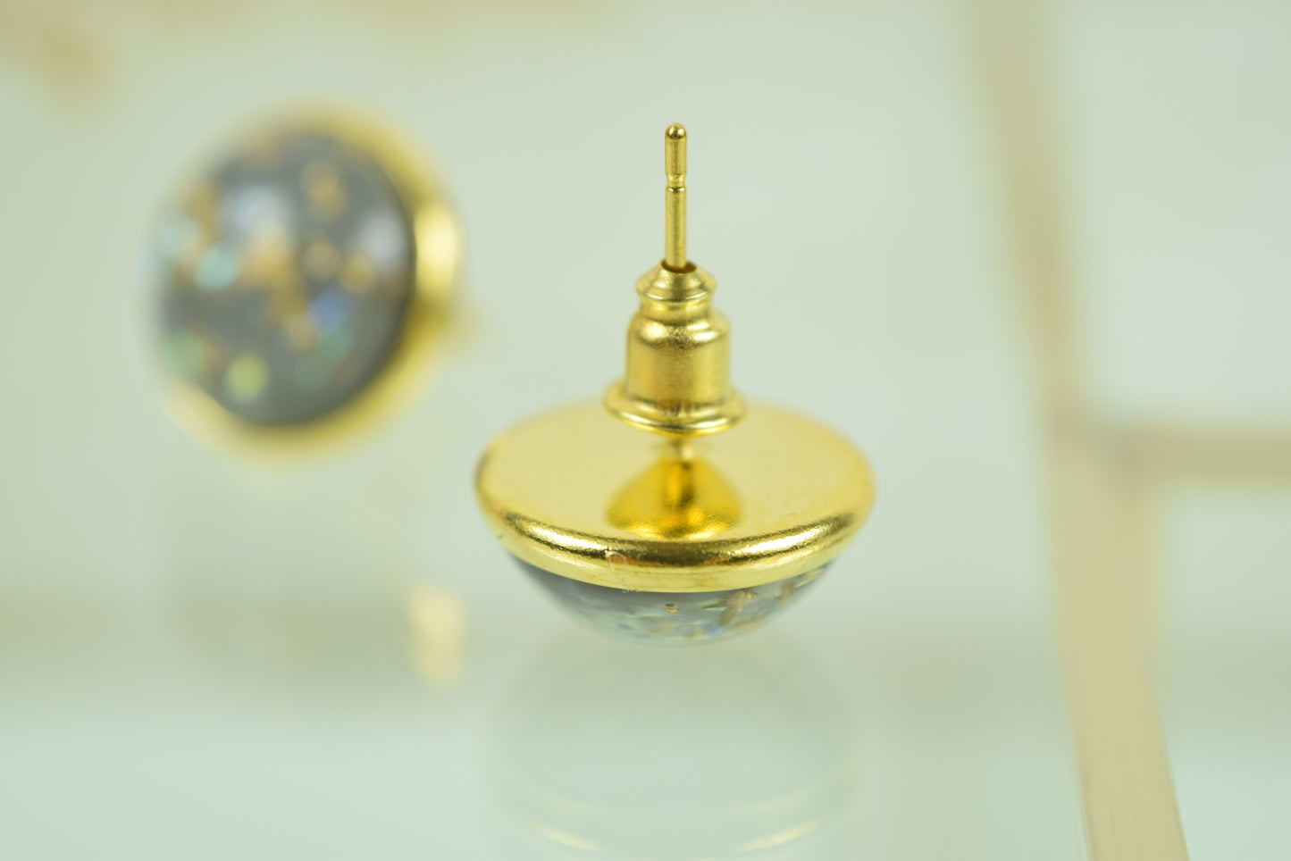 Ohrstecker Gold Cabochon in Grau mit Goldfolie.