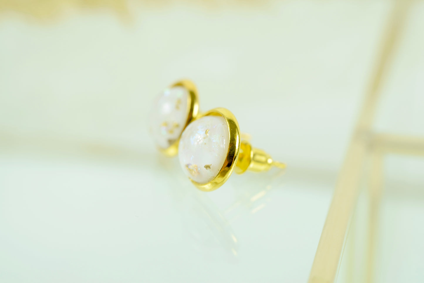 Ohrstecker Gold Cabochon Weiß mit Goldfolie