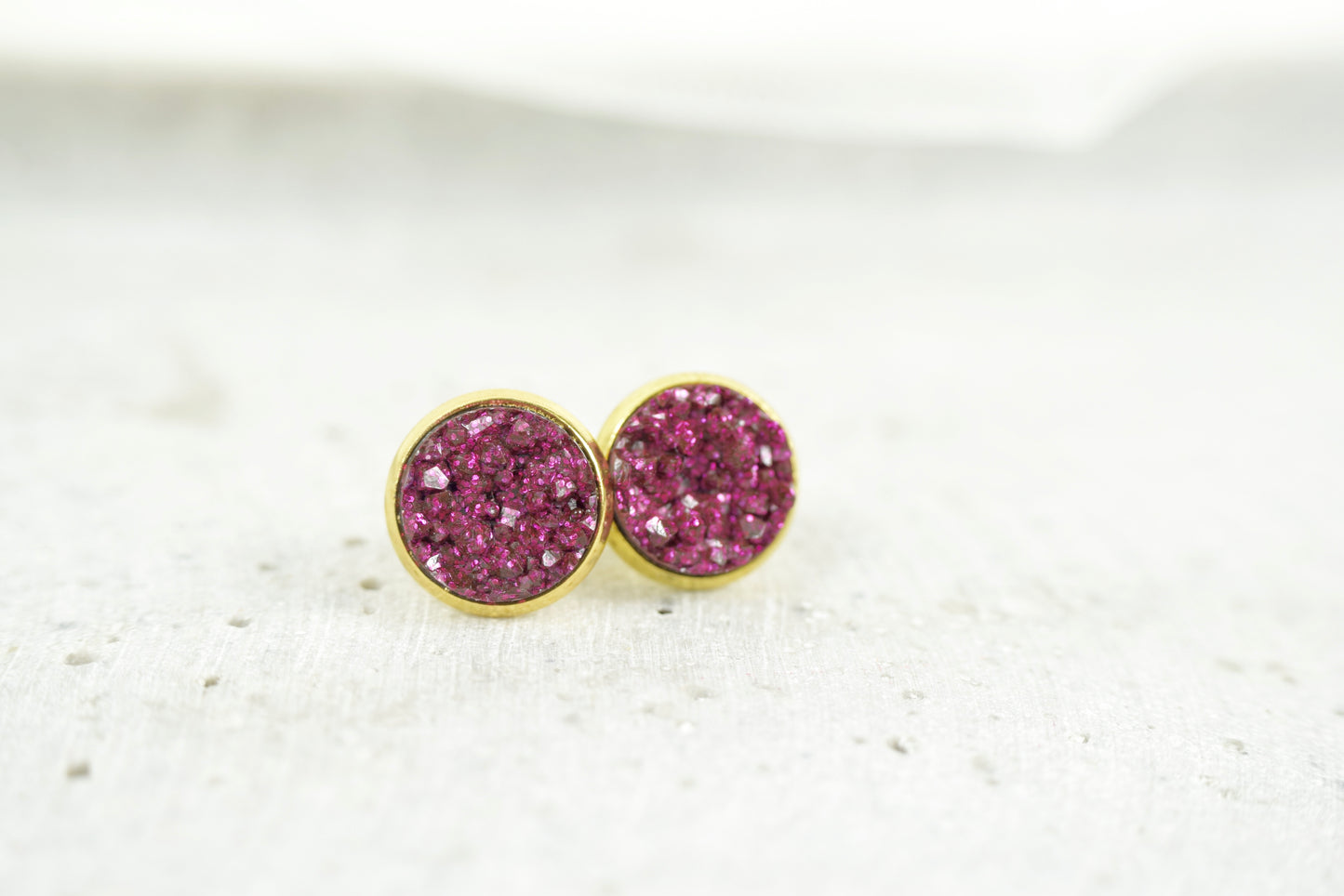 Ohrstecker Gold mit Cabochon im Mineral Look Magenta
