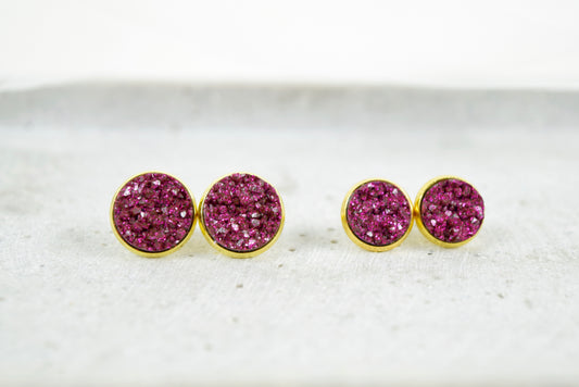 Ohrstecker Gold mit Cabochon im Mineral Look Magenta