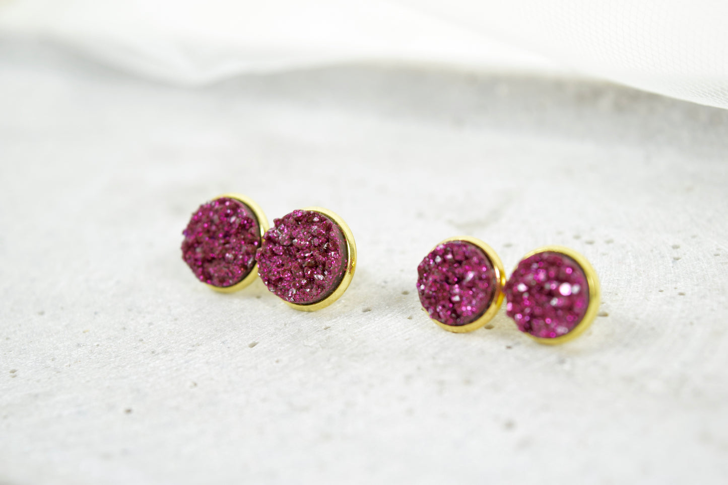 Ohrstecker Gold mit Cabochon im Mineral Look Magenta