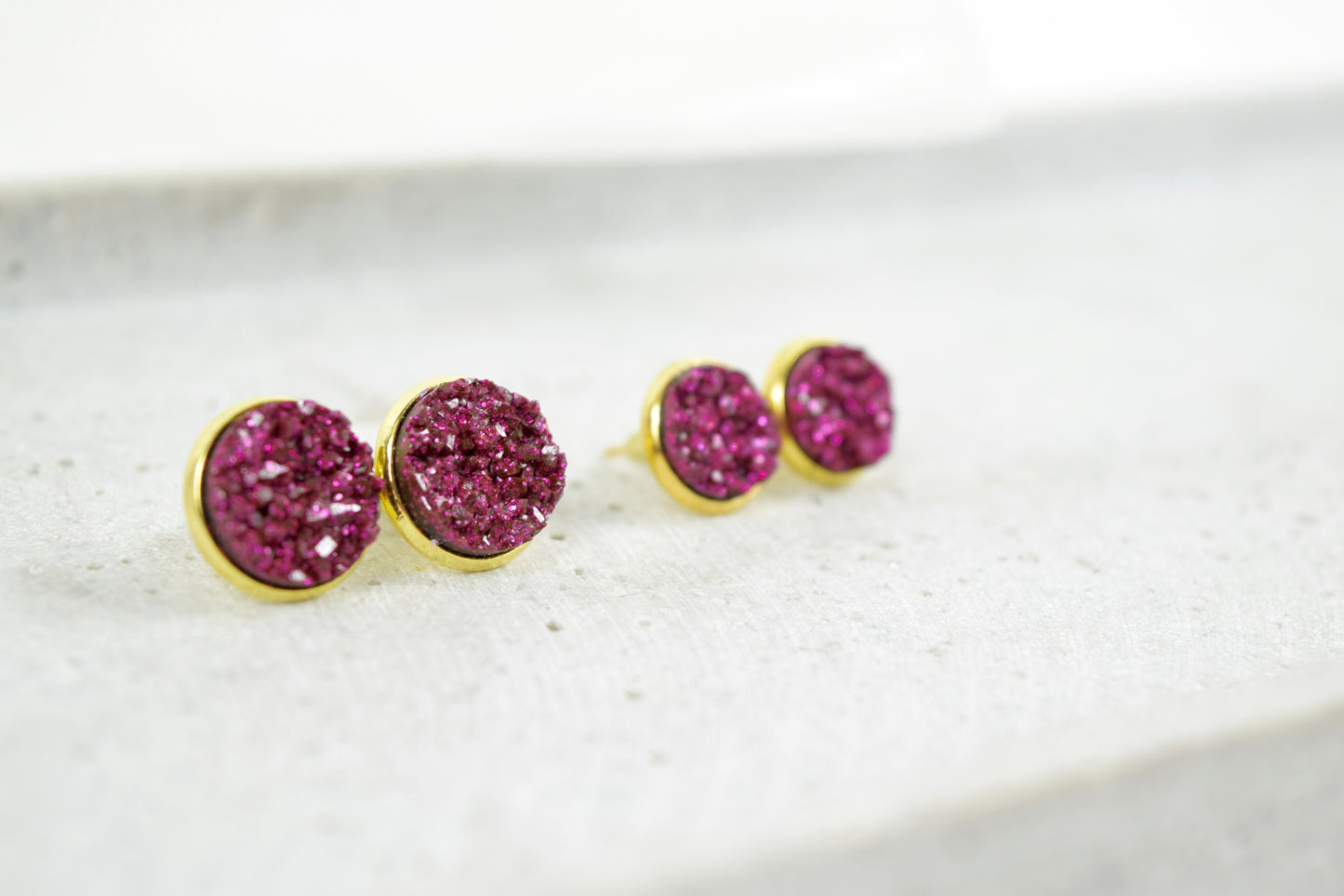 Ohrstecker Gold mit Cabochon im Mineral Look Magenta