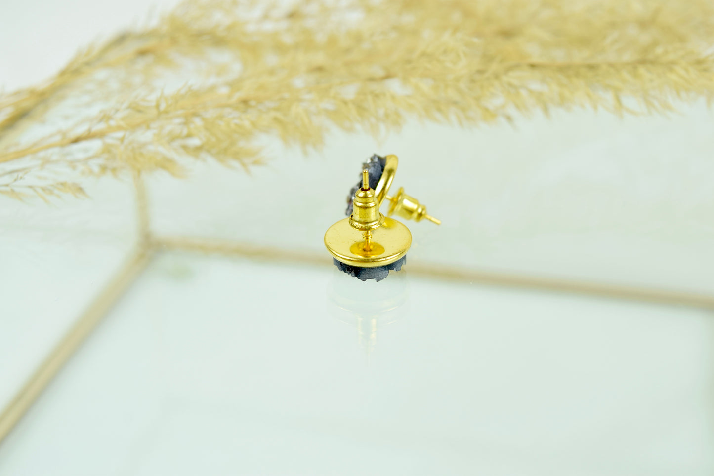 Ohrstecker Gold mit Cabochon Mineral Look Anthrazit