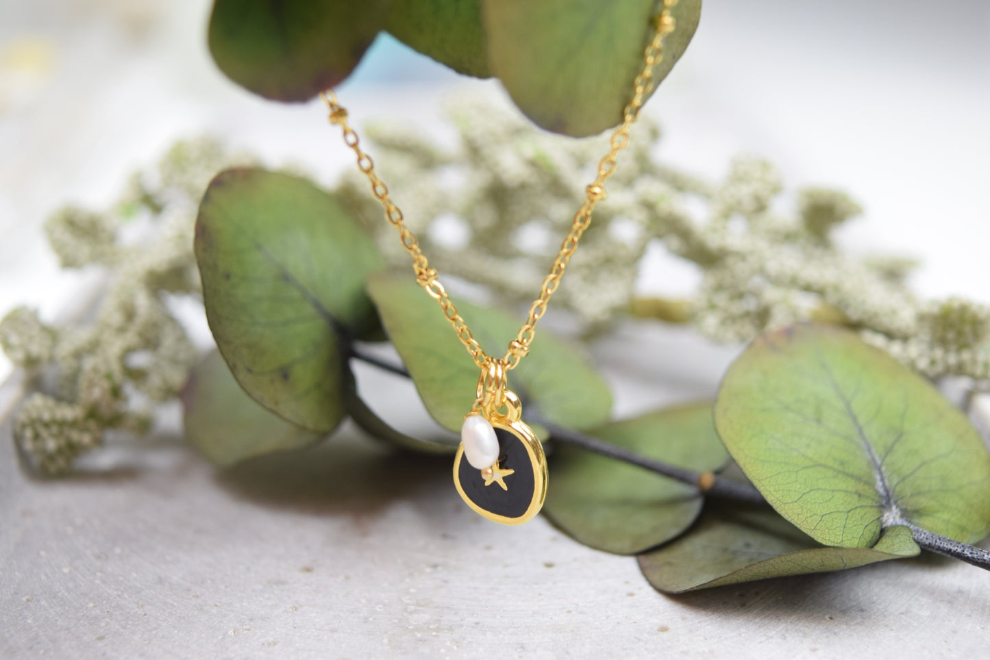 Armband Edelstahl vergoldet mit Mini Süßwasserperle und emailliertem Seestern Anhänger