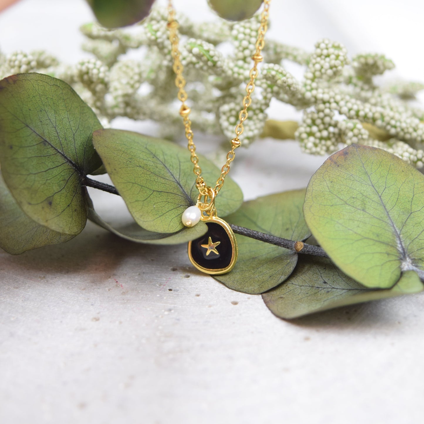 Armband Edelstahl vergoldet mit Mini Süßwasserperle und emailliertem Seestern Anhänger