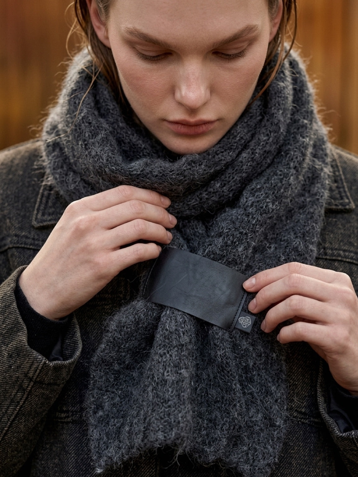 Schal, unisex mit Lederschlaufe
